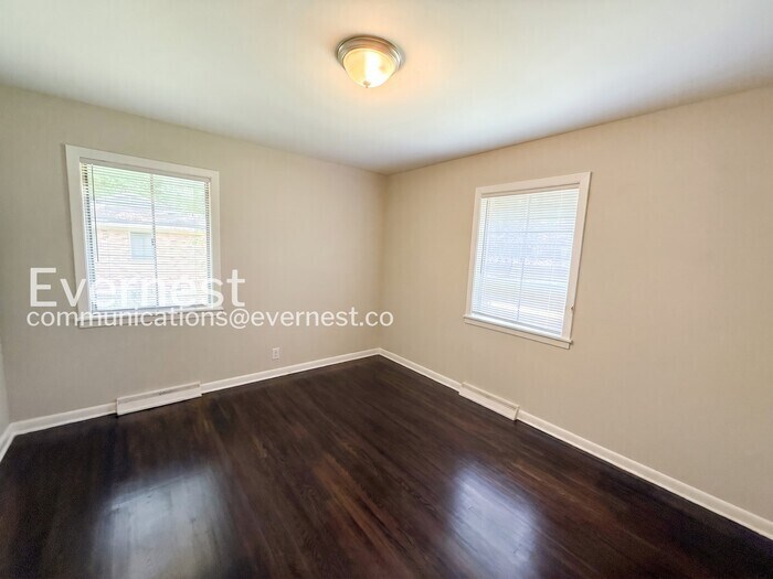 Building Photo - 9825 Maple Ln