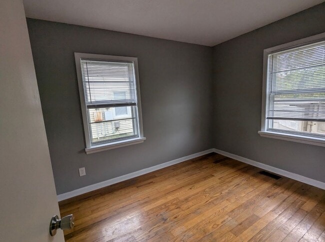 Building Photo - Beautifully updated 2 br duplex!