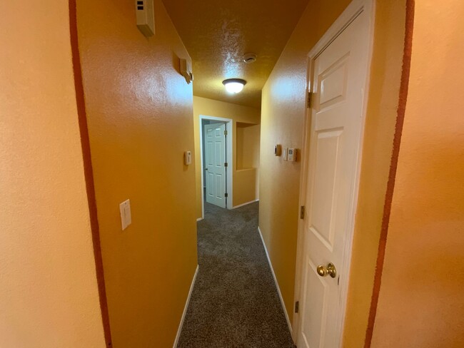Building Photo - 3 Bedroom Single Story Home Near Unser Blv...