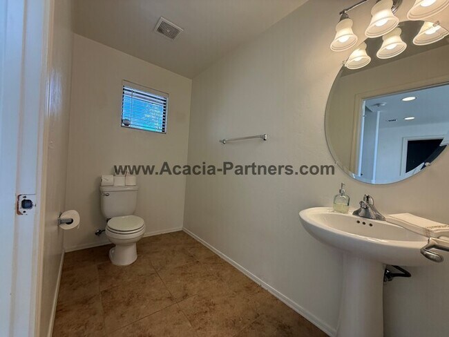 Building Photo - Spacious Three Bedroom Home