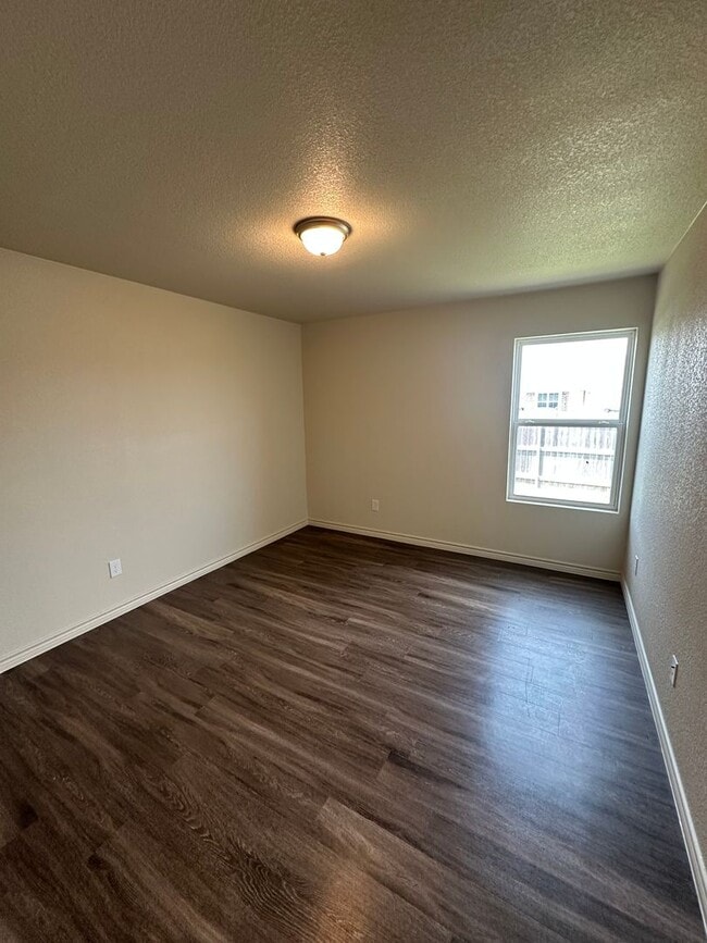 Building Photo - 3 Bedroom / 2 bathroom