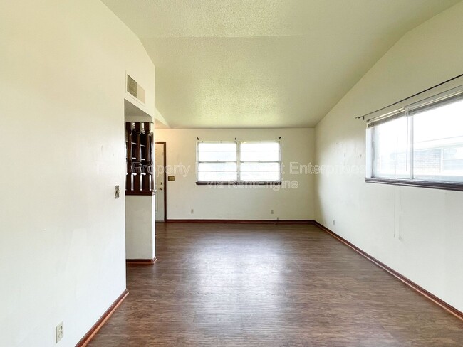 Building Photo - 4841 Newport Dr