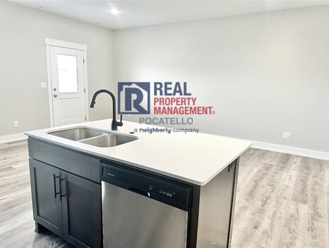 Building Photo - 3 Bedroom 2.5 Bathroom Town Home - 1 Car G...