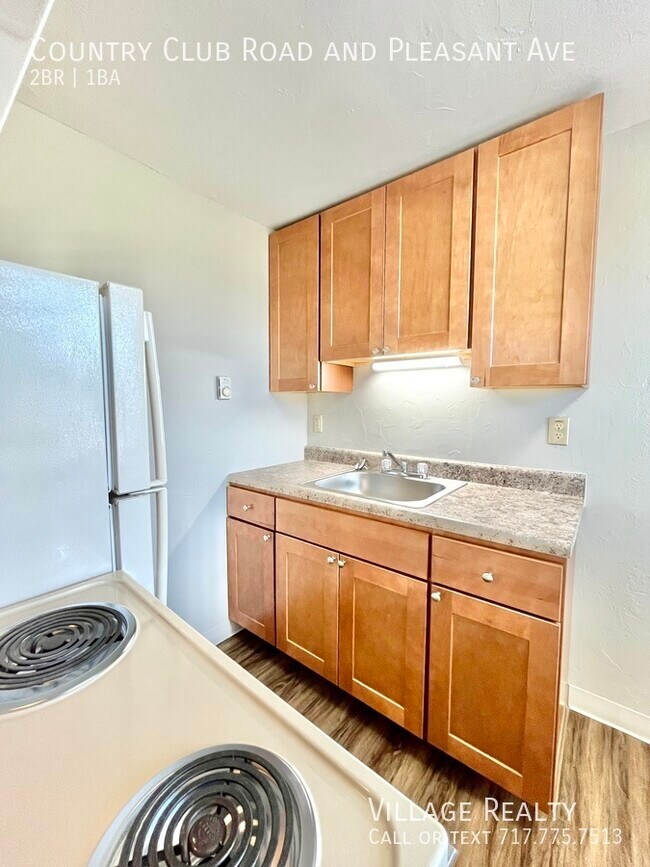 Building Photo - 615 Country Club Rd