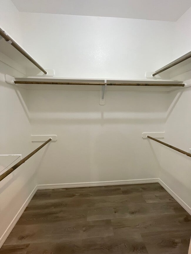 Building Photo - Spacious 4/2 Located for Convenience