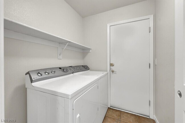 Building Photo - 5405 Ravana Ave