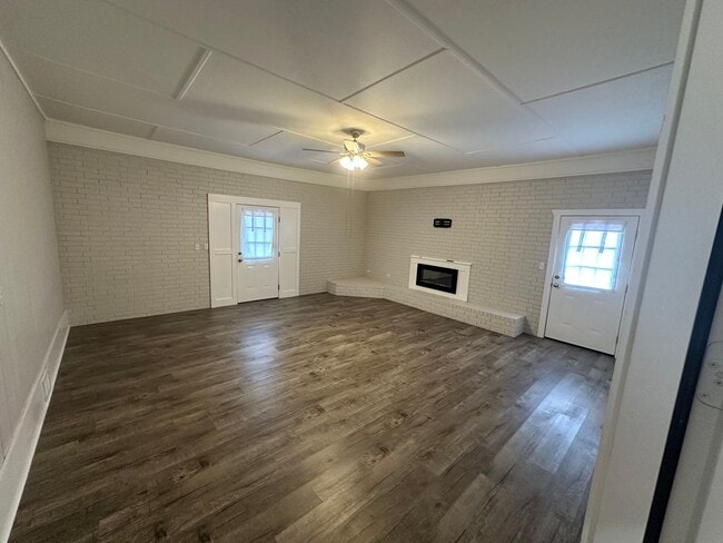 Building Photo - Welcome to this charming 3-bedroom, 2-bath...