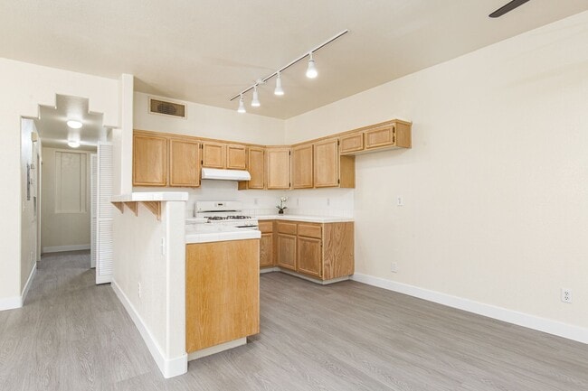 Building Photo - Move-in ready ground-floor 2 bed, 2 bath
