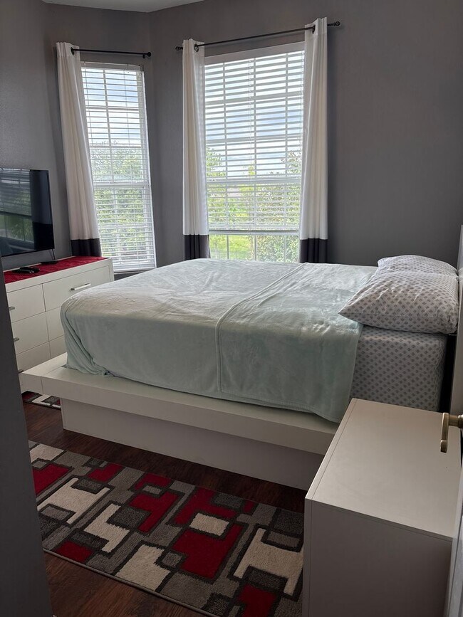 Building Photo - FURNISHED 3 Bedroom, 2 Bathrooms in the so...