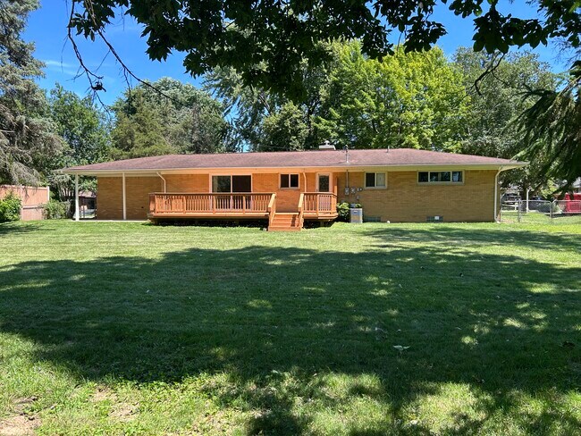 Building Photo - 3754 Hi Villa Dr