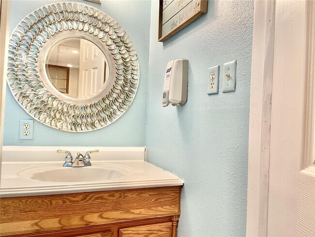 Building Photo - 7 Evesham Ln