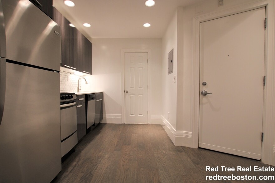 Building Photo - 270 Newbury St