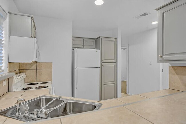 Building Photo - 1022 W Coffin St