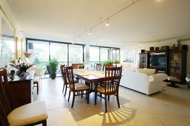 Building Photo - 2480 Presidential Way