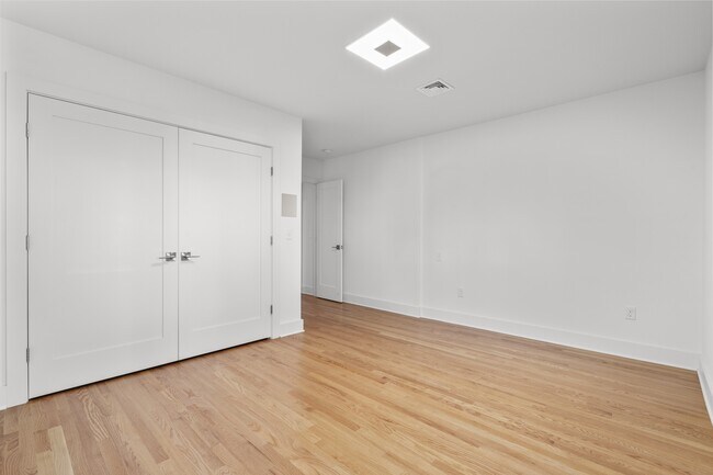 Building Photo - 25 Crescent Bluff Ave