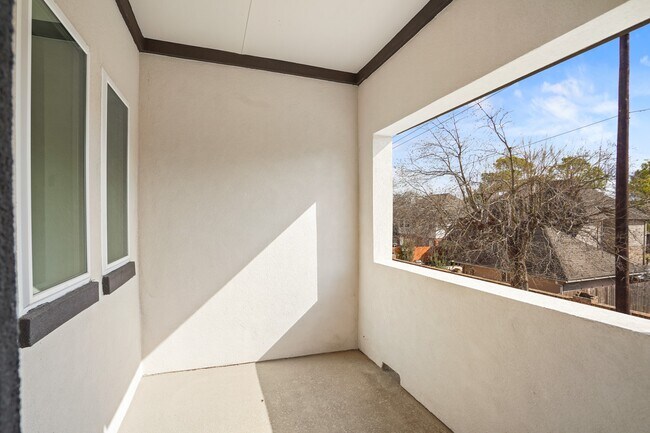 Building Photo - 2107 Pueblito Dr