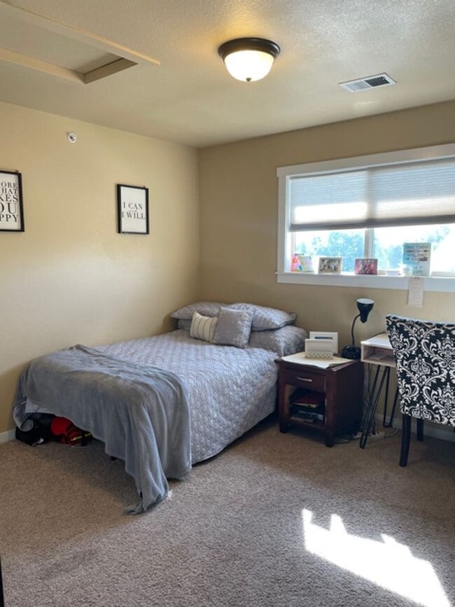 Building Photo - Gorgeous End-Unit Townhome Backing to Open Space!