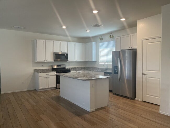 Building Photo - NEWER HOME (less than two years old) IN RA...