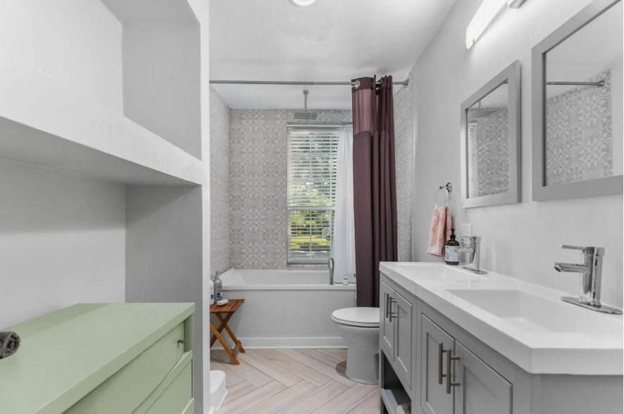 Full Bath - 603 S Locust St