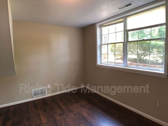 Building Photo - 1605 5th Pl NW