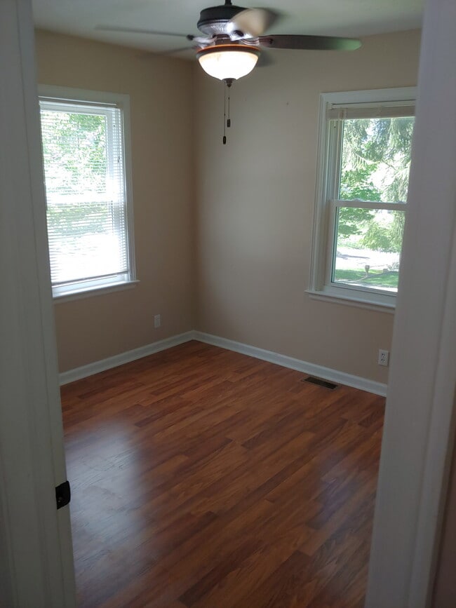 Building Photo - 1009 E High St