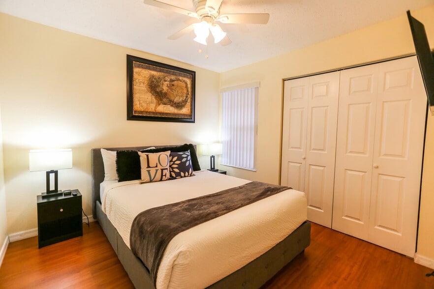 Building Photo - 2489 Sweetwater Club Cir