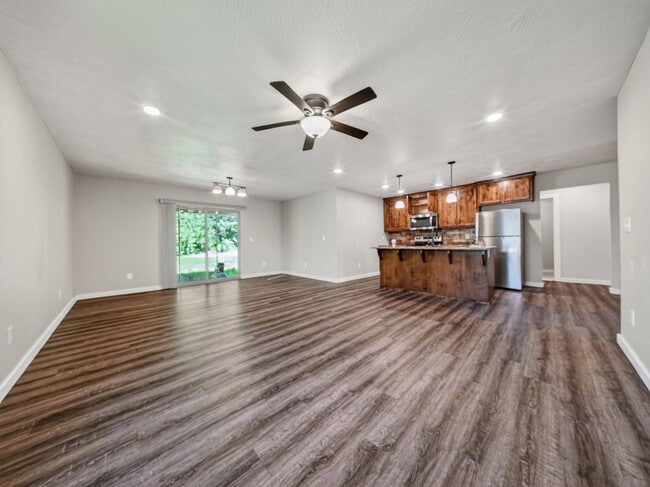 Building Photo - 1420 S Treetop Ct