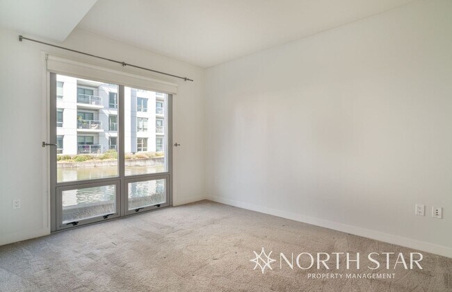 Building Photo - Pearl District Living on the Willamette River