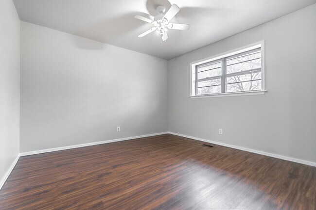 Building Photo - Beautiful home in an established neighborhood with a new roof is waiting for you!