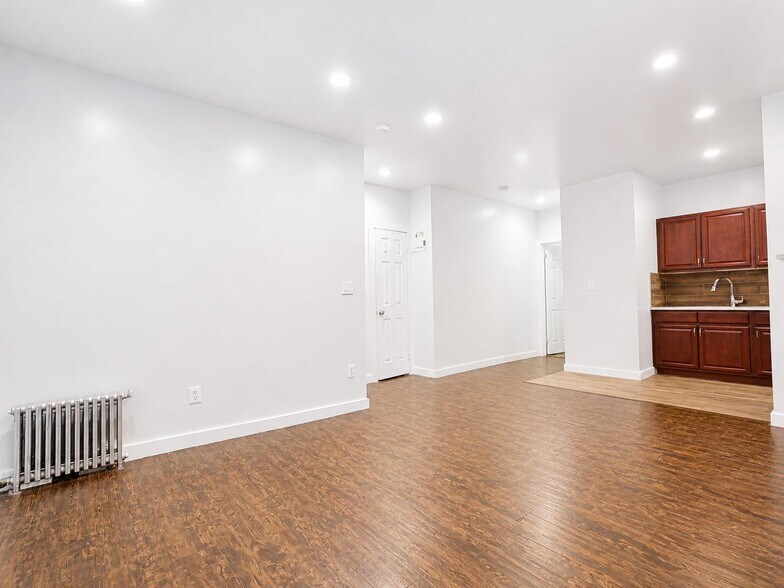 Building Photo - 600 W 196th St