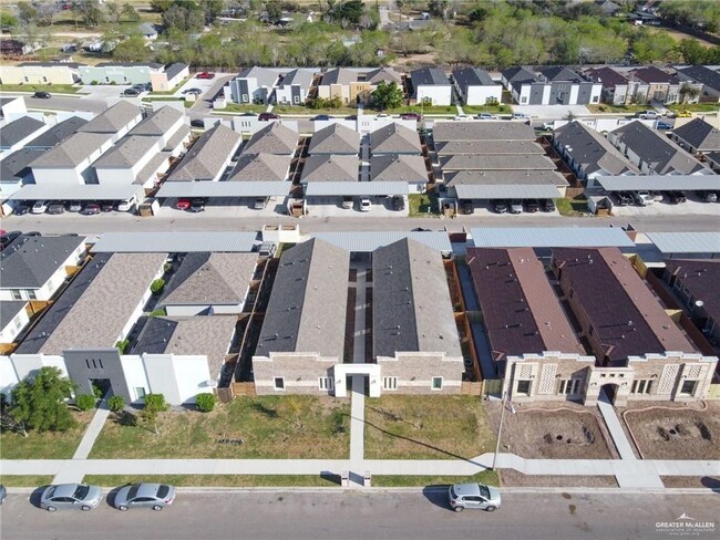 Building Photo - 2713 W Primrose Ave