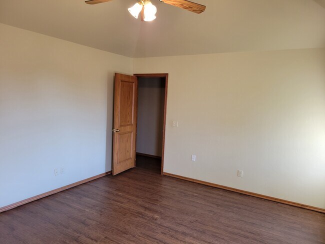 Building Photo - 921 Blue Ridge Dr