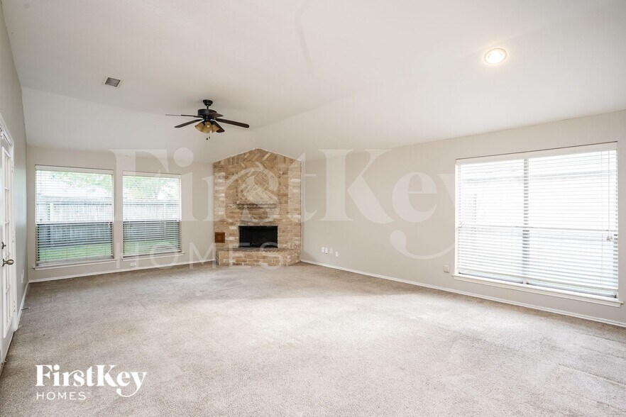 Building Photo - 2338 Loyanne Dr