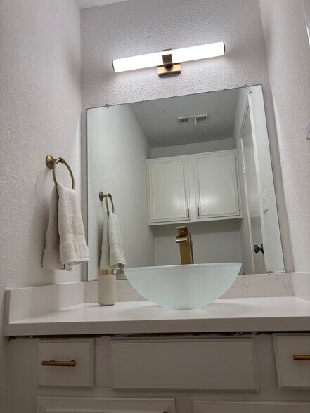 Downstairs half bath - 1914 Harbour Dr