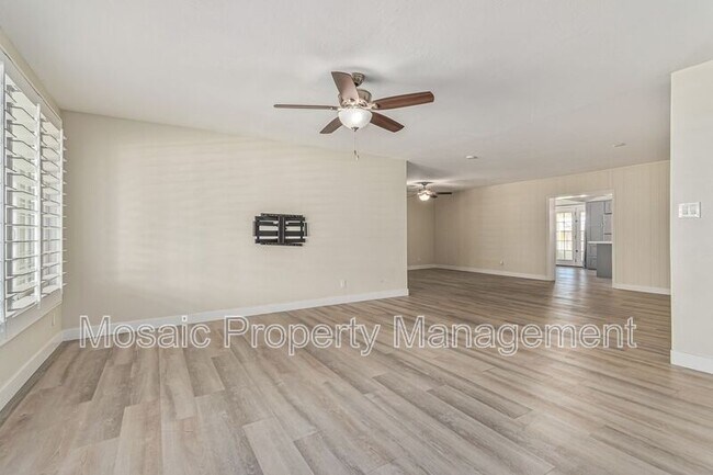 Building Photo - 104 E La Jolla Dr