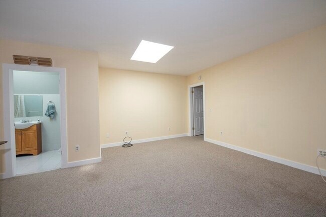 Building Photo - 58 Hollis St