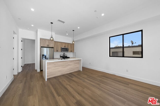 Building Photo - 10845 1/2 Morrison St