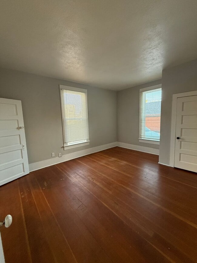 Building Photo - 613 N Cascade Ave