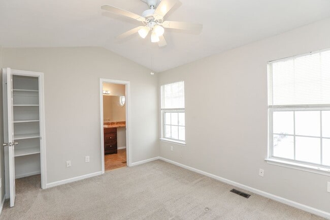 Building Photo - Charming Townhouse in Virginia Beach