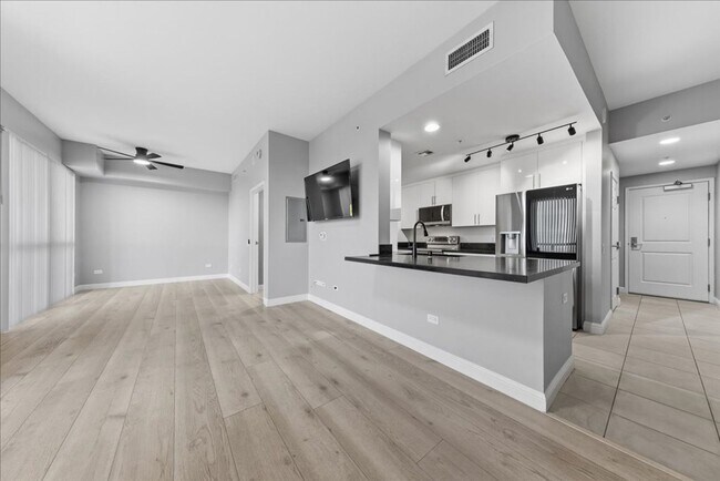 Building Photo - Stunningly Remodeled Studio High-Rise Unit For Rent