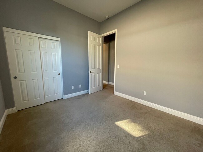 Building Photo - Beautiful 4-Bedroom Home in Prime Rosevill...