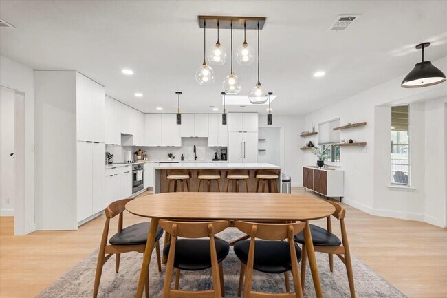 Building Photo - 9005 Balcones Club Dr