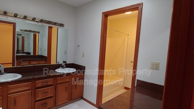 Building Photo - 302 Aspen Ct