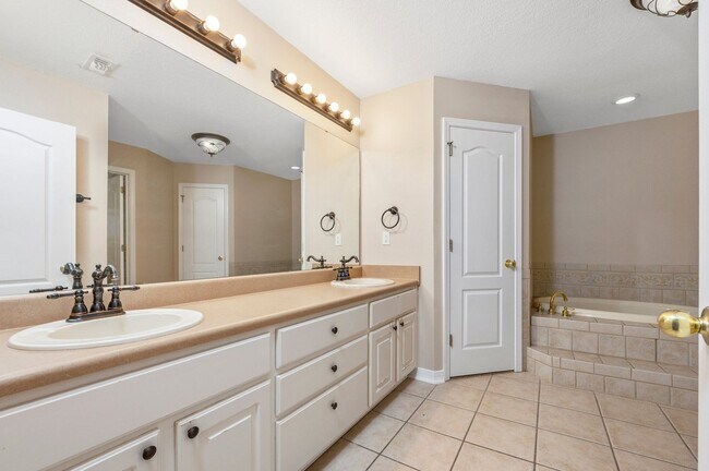 Building Photo - Spacious Home in Navarre!