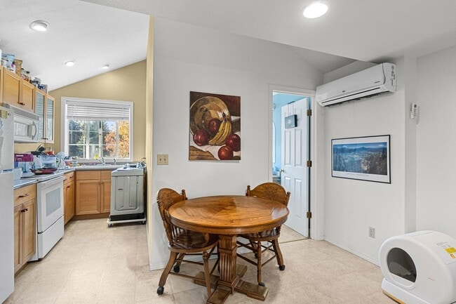 Building Photo - 1005 N 3rd St E