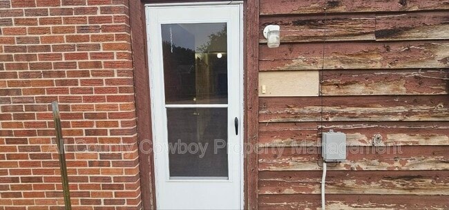 Building Photo - 126 S Cribbon Ave
