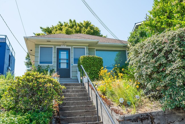 Building Photo - Old World Charm with Views of Lake Union!