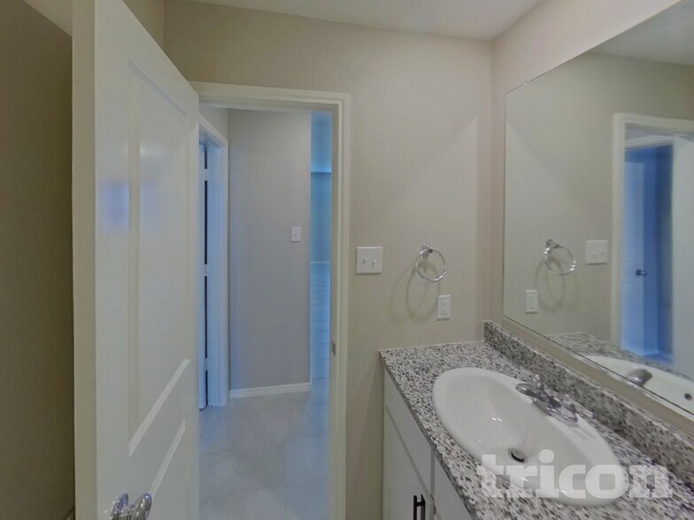 Building Photo - 6445 Middlebury Dr
