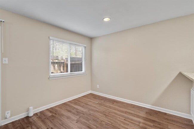 Building Photo - 6810 Deatonhill Dr