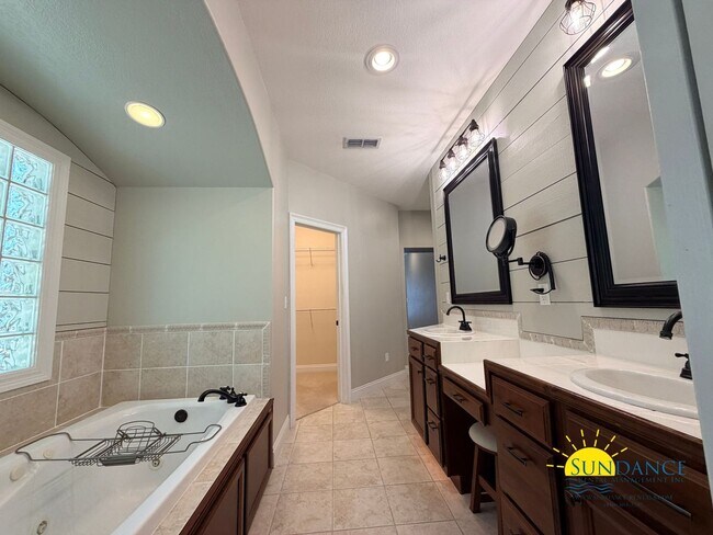 Building Photo - 213 Golf Course Dr